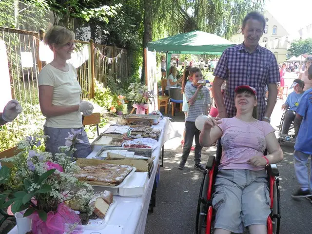 Żyją kolorowo: piknik integracyjny w szkole specjalnej
