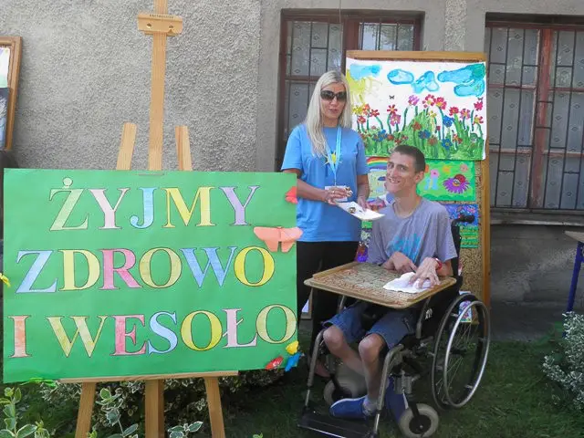 Żyją kolorowo: piknik integracyjny w szkole specjalnej