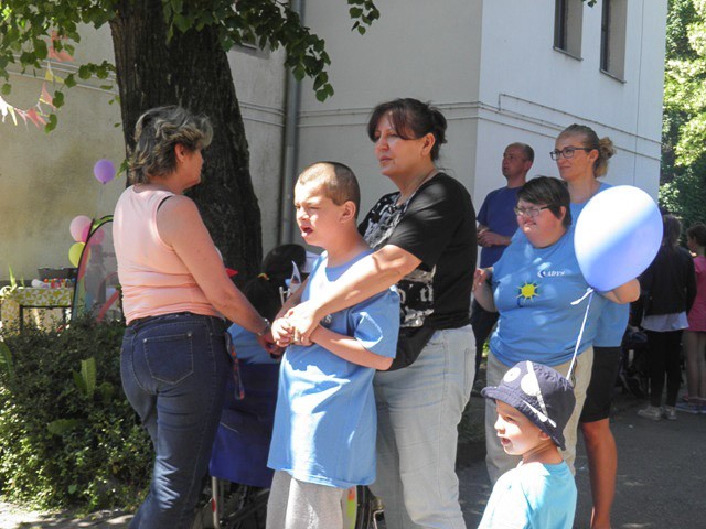 Żyją kolorowo: piknik integracyjny w szkole specjalnej