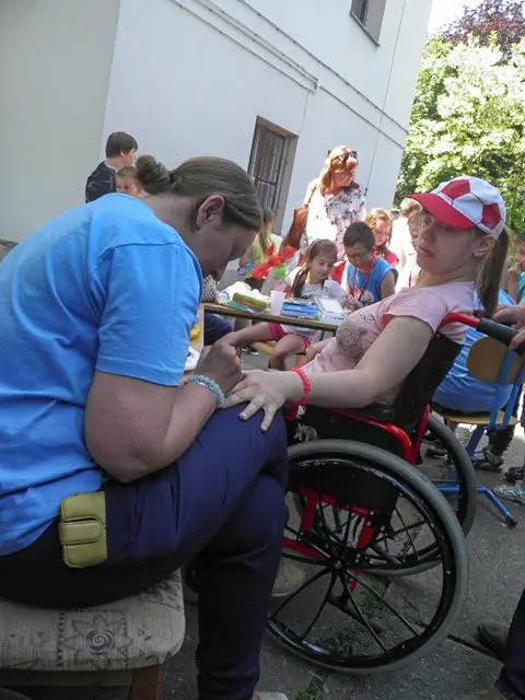 Żyją kolorowo: piknik integracyjny w szkole specjalnej