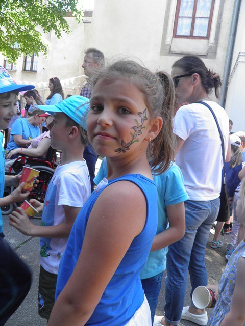 Żyją kolorowo: piknik integracyjny w szkole specjalnej