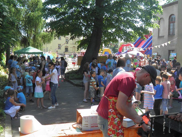 Żyją kolorowo: piknik integracyjny w szkole specjalnej