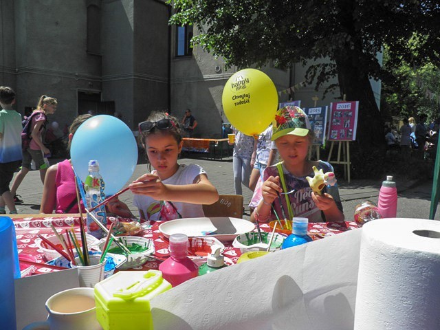 Żyją kolorowo: piknik integracyjny w szkole specjalnej