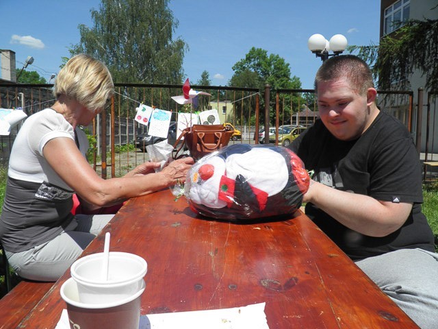 Żyją kolorowo: piknik integracyjny w szkole specjalnej