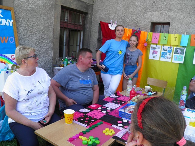 Żyją kolorowo: piknik integracyjny w szkole specjalnej
