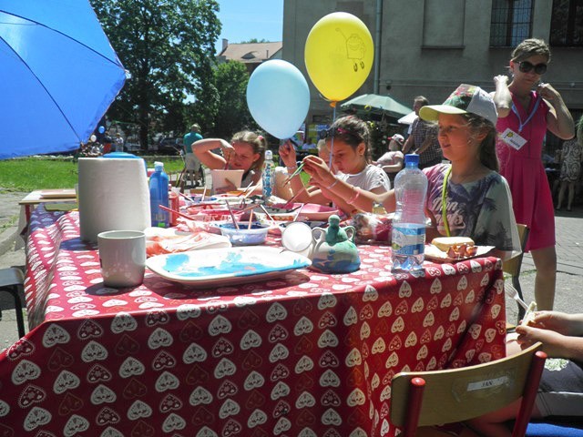 Żyją kolorowo: piknik integracyjny w szkole specjalnej