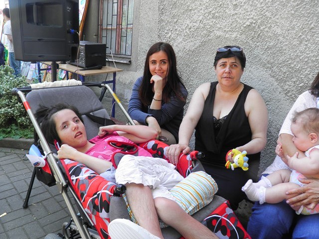 Żyją kolorowo: piknik integracyjny w szkole specjalnej