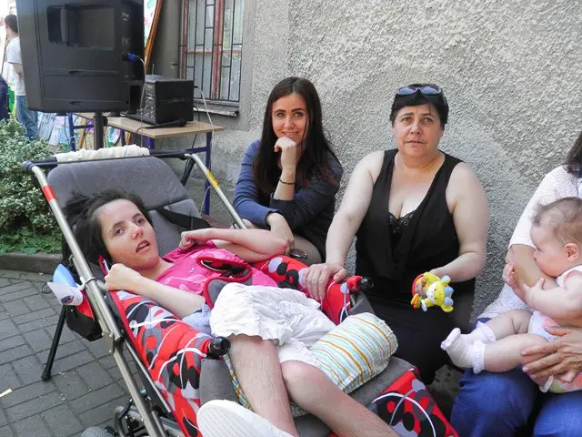 Żyją kolorowo: piknik integracyjny w szkole specjalnej