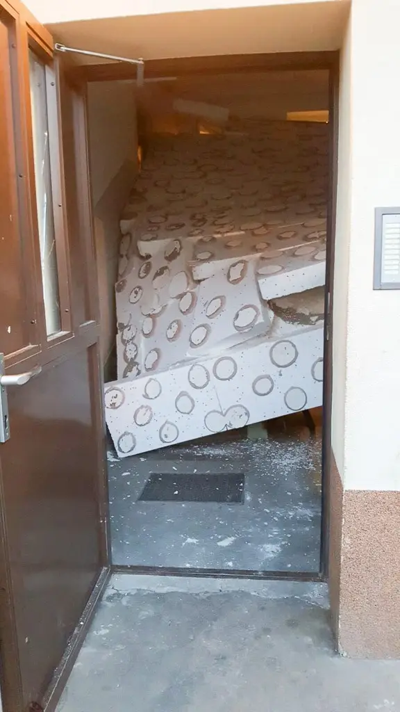 Runął sufit w bloku na Górników