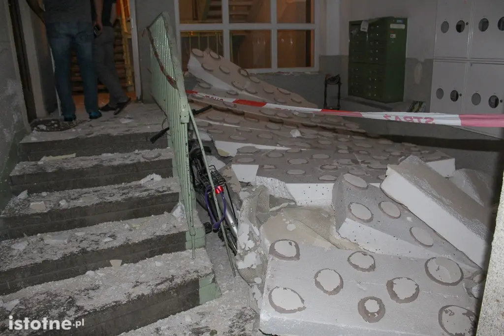 Runął sufit w bloku na Górników