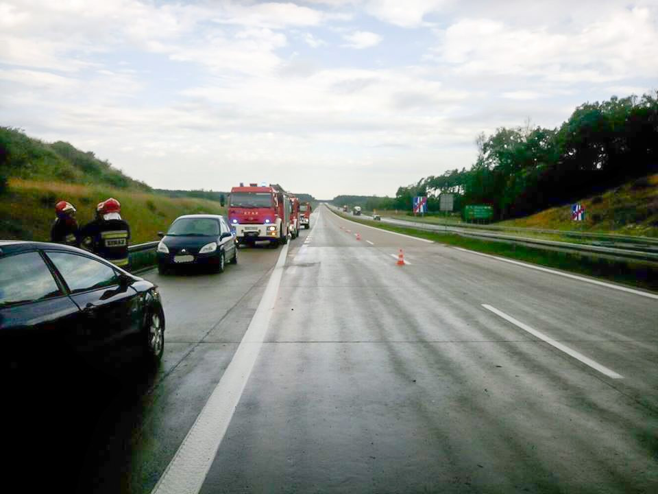 Zderzenie Seata z Mercedesem na A18. Jedna osoba ranna
