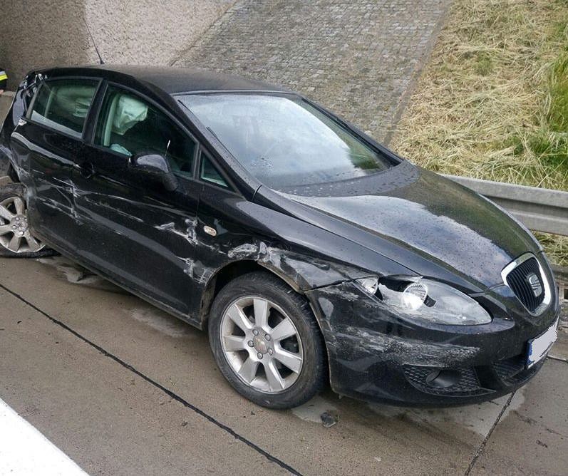 Zderzenie Seata z Mercedesem na A18. Jedna osoba ranna