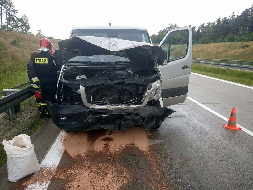 Zderzenie Seata z Mercedesem na A18. Jedna osoba ranna