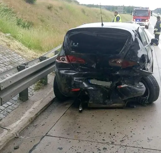 Zderzenie Seata z Mercedesem na A18. Jedna osoba ranna