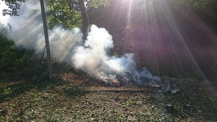 Spalał śmieci na swojej posesji, zadymił całą okolicę