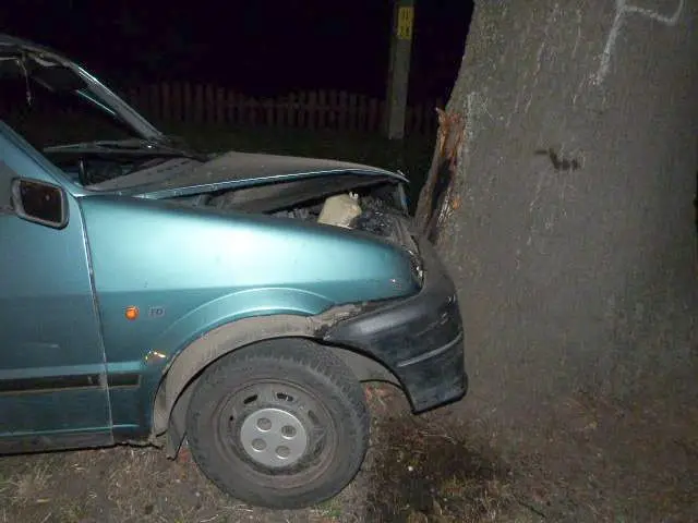 Po pijaku i po narkotykach rozbił Fiata. Przed policją schował się w… szafie