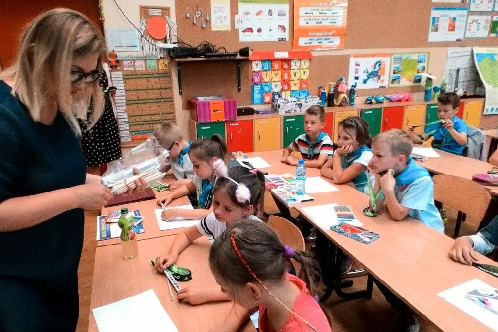 W ekologicznej akcji zbierania baterii klasa II d zbierała prawie pół tony baterii.