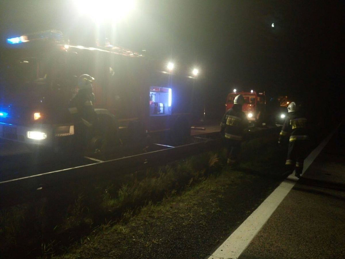 Ciężarówka najechała na naczepę – dwie osoby ranne