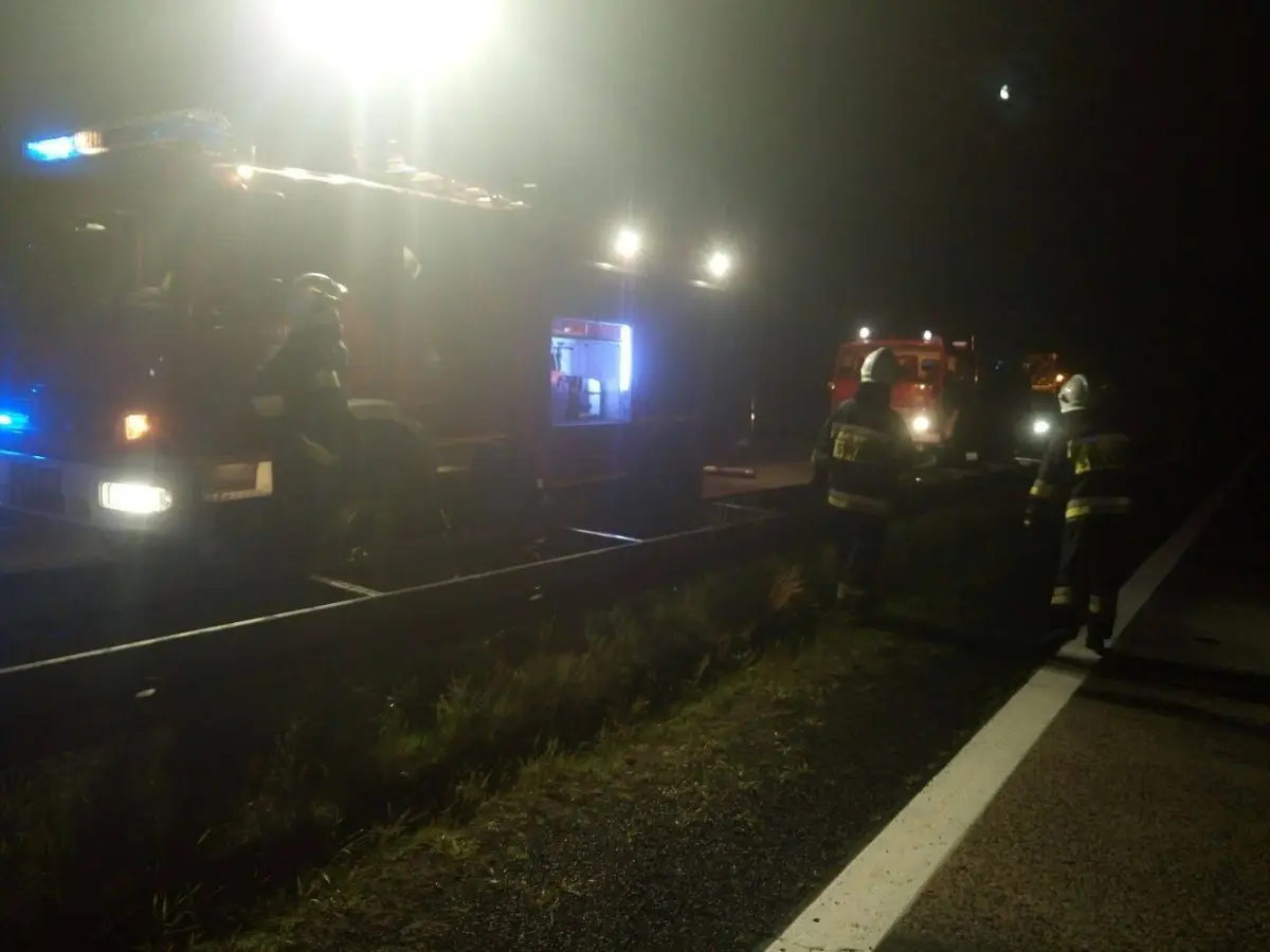 Ciężarówka najechała na naczepę – dwie osoby ranne
