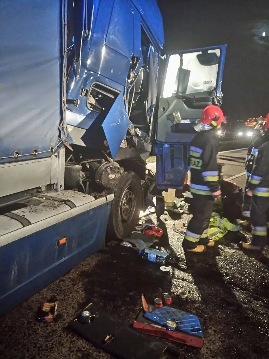 Ciężarówka najechała na naczepę – dwie osoby ranne