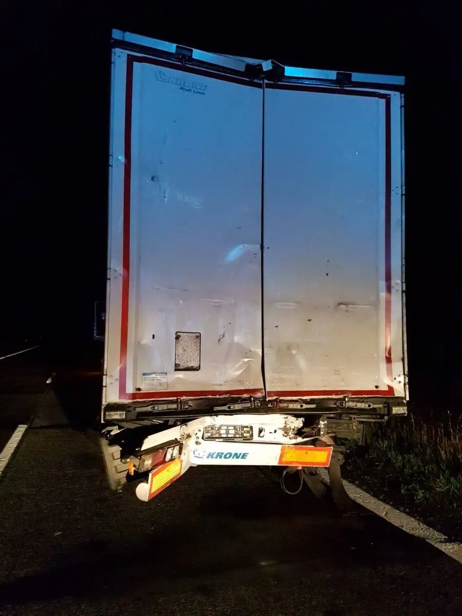 Ciężarówka najechała na naczepę – dwie osoby ranne