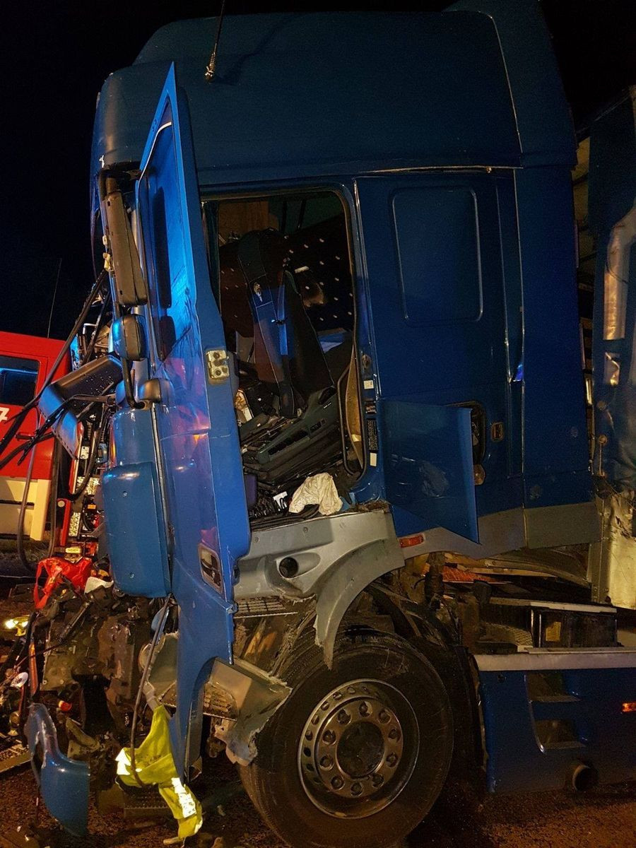 Ciężarówka najechała na naczepę – dwie osoby ranne