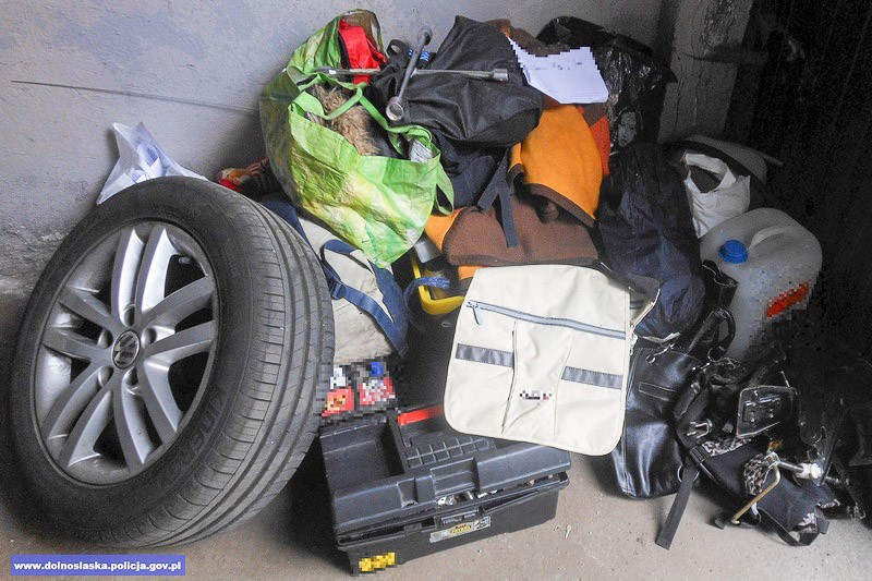 Dwoje złodziei uciekało kradzionym autem. Ona w zaawansowanej ciąży