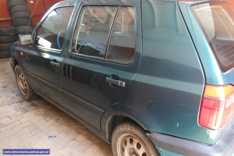 Dwoje złodziei uciekało kradzionym autem. Ona w zaawansowanej ciąży