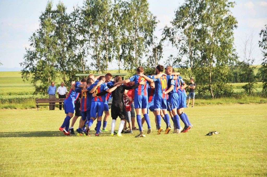 Zobacz jak zespół TS Parzyce cieszył się z awansu do klasy okręgowej