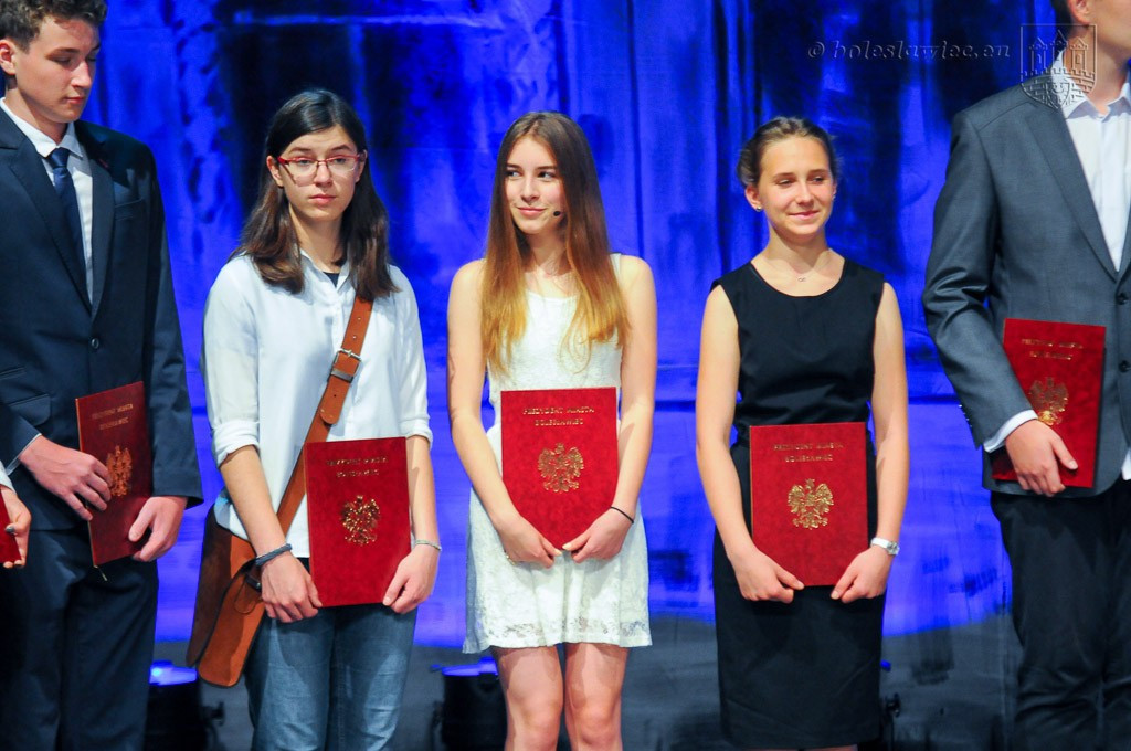 Uhonorowano wybitnie uzdolnionych uczniów szkół miejskich