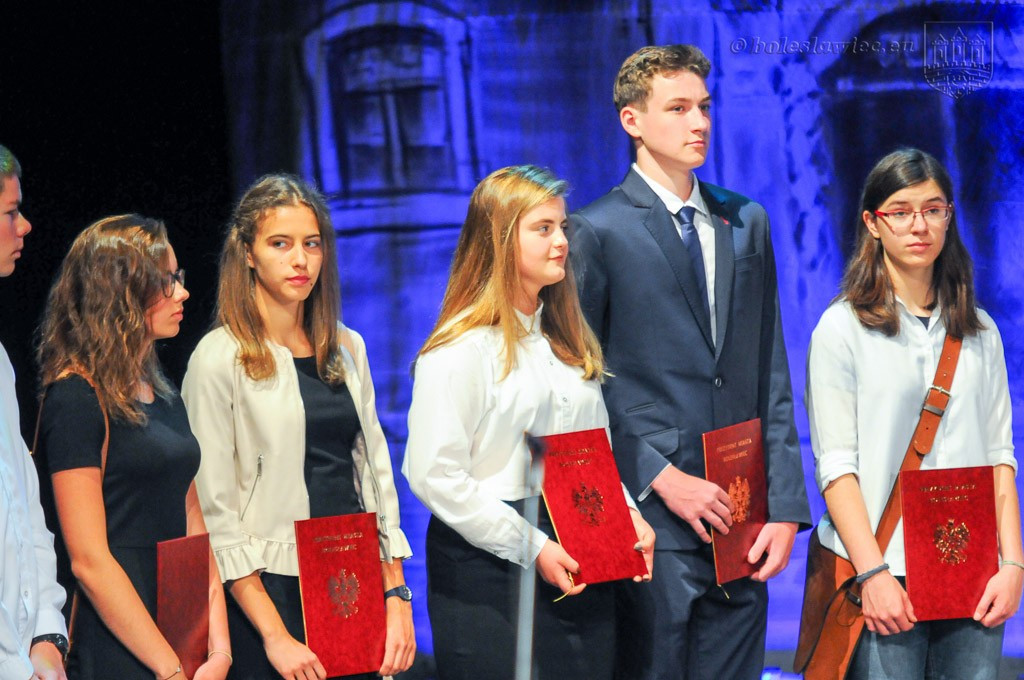 Uhonorowano wybitnie uzdolnionych uczniów szkół miejskich