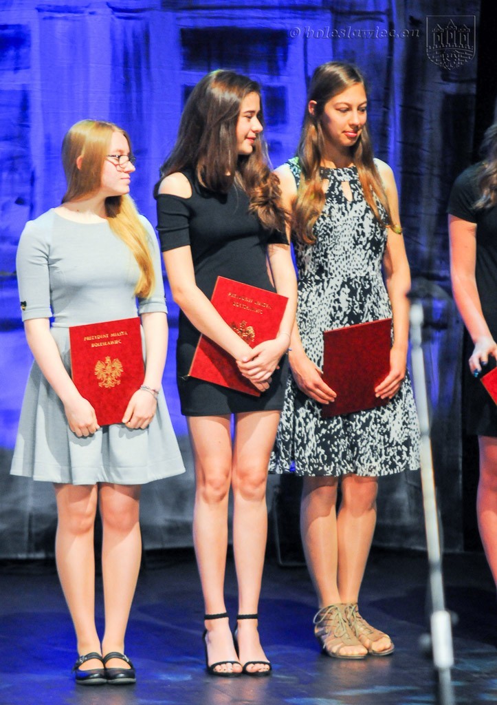 Uhonorowano wybitnie uzdolnionych uczniów szkół miejskich