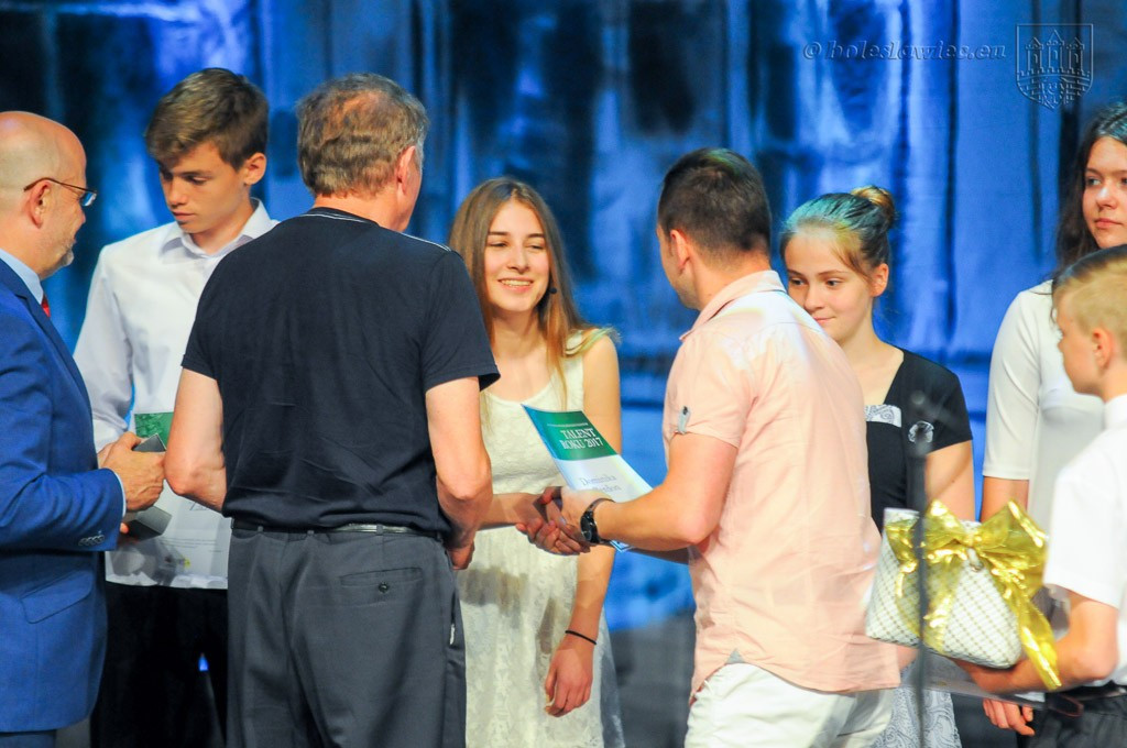 Uhonorowano wybitnie uzdolnionych uczniów szkół miejskich