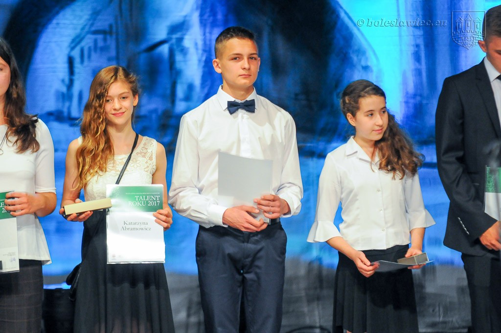 Uhonorowano wybitnie uzdolnionych uczniów szkół miejskich