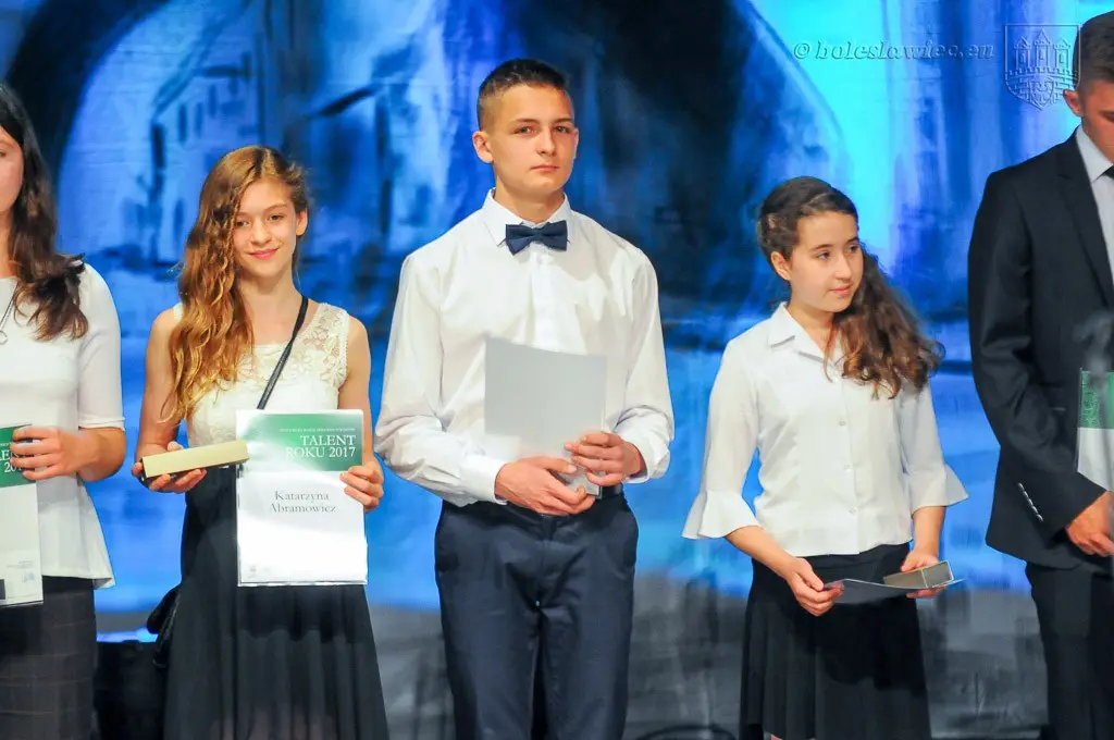 Uhonorowano wybitnie uzdolnionych uczniów szkół miejskich