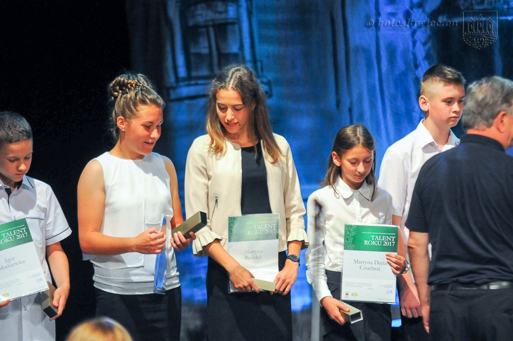 Uhonorowano wybitnie uzdolnionych uczniów szkół miejskich