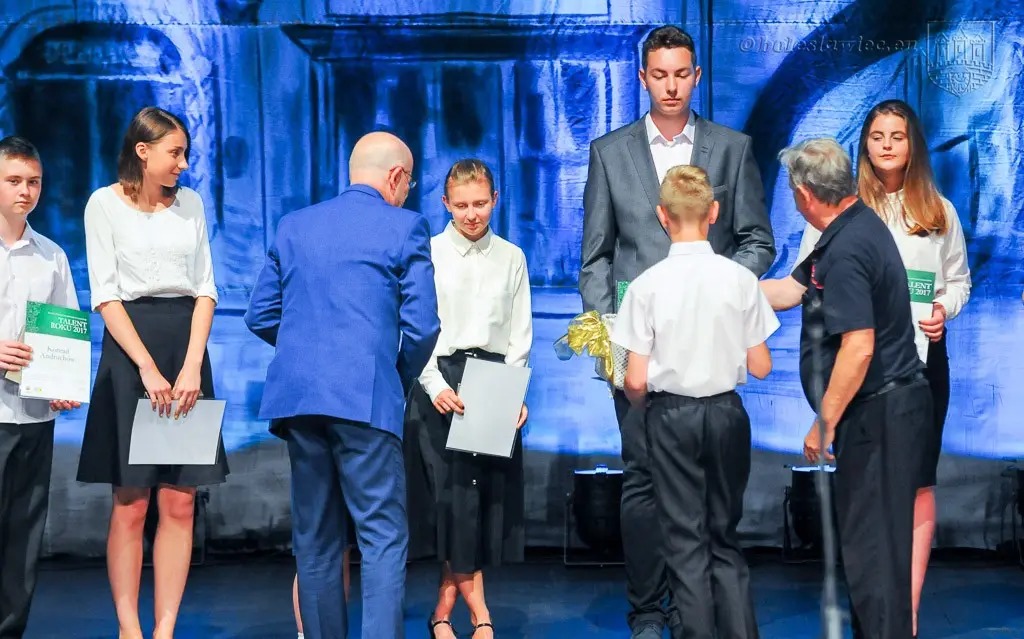 Uhonorowano wybitnie uzdolnionych uczniów szkół miejskich