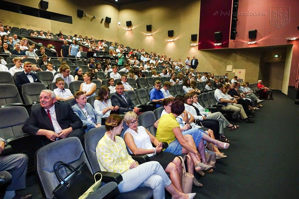 Uhonorowano wybitnie uzdolnionych uczniów szkół miejskich