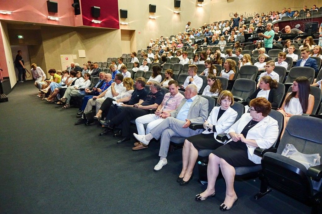 Uhonorowano wybitnie uzdolnionych uczniów szkół miejskich