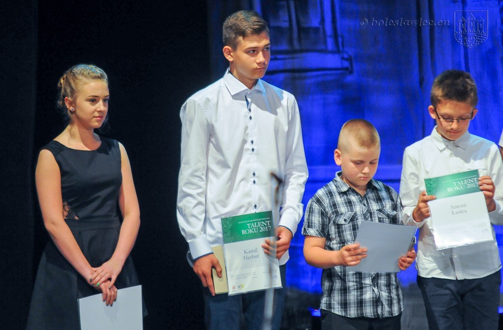 Uhonorowano wybitnie uzdolnionych uczniów szkół miejskich