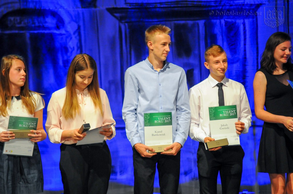 Uhonorowano wybitnie uzdolnionych uczniów szkół miejskich