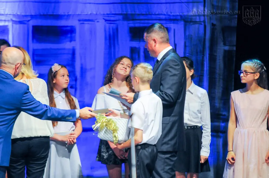 Uhonorowano wybitnie uzdolnionych uczniów szkół miejskich