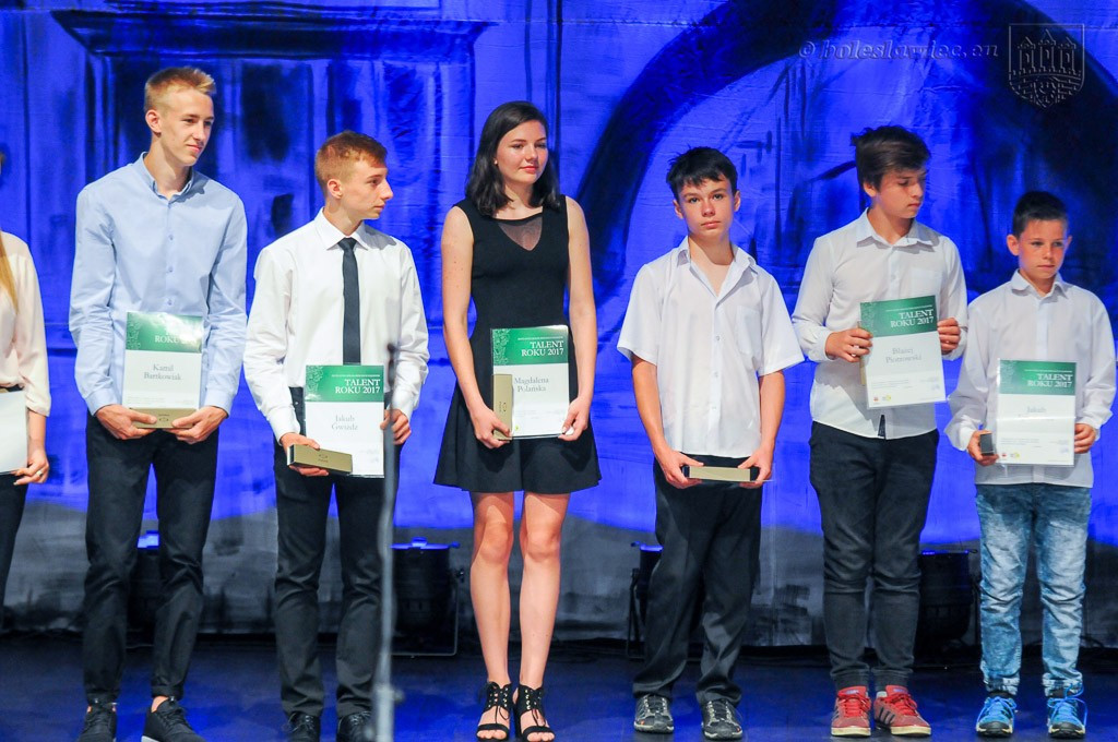 Uhonorowano wybitnie uzdolnionych uczniów szkół miejskich