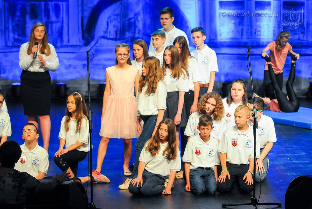 Uhonorowano wybitnie uzdolnionych uczniów szkół miejskich