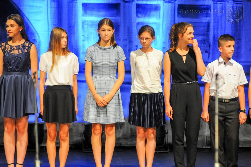 Uhonorowano wybitnie uzdolnionych uczniów szkół miejskich