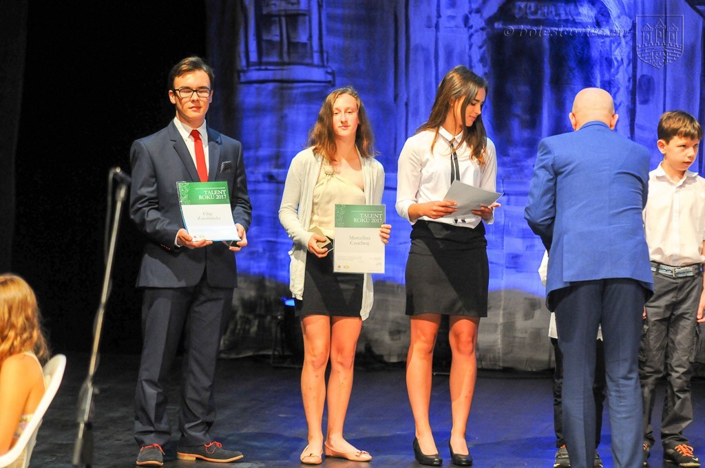 Uhonorowano wybitnie uzdolnionych uczniów szkół miejskich