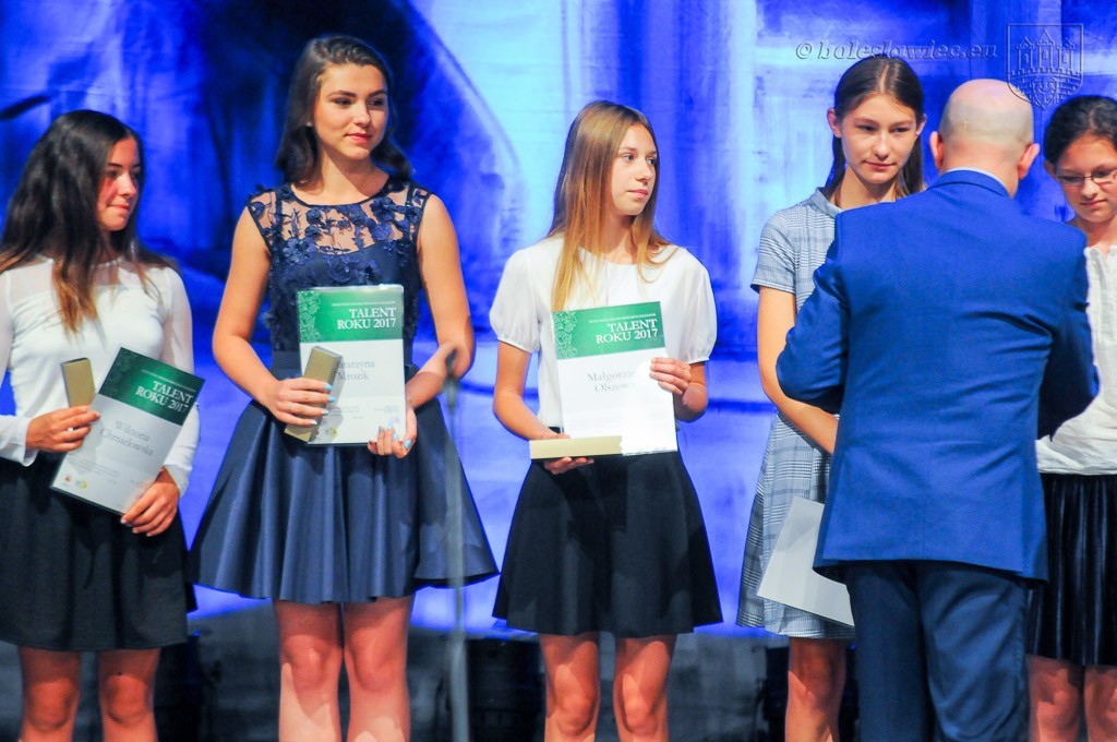 Uhonorowano wybitnie uzdolnionych uczniów szkół miejskich