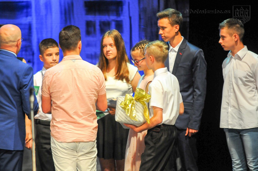 Uhonorowano wybitnie uzdolnionych uczniów szkół miejskich