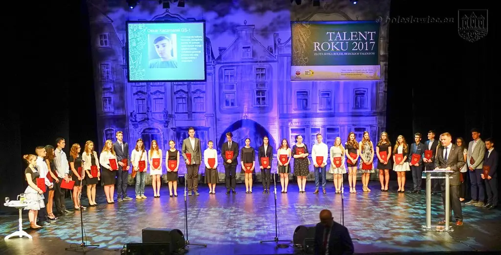 Uhonorowano wybitnie uzdolnionych uczniów szkół miejskich