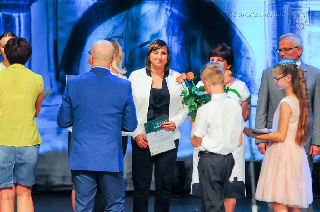 Uhonorowano wybitnie uzdolnionych uczniów szkół miejskich
